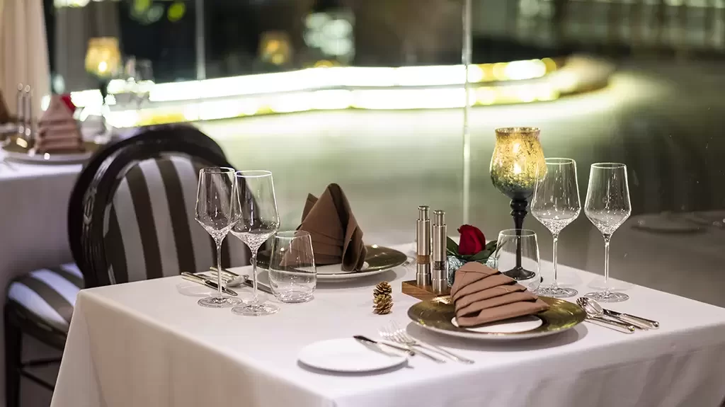 luxury dinner table hotel